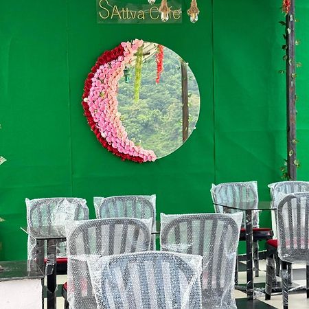 Sattva Cafe And Motel Rishikesh Bagian luar foto