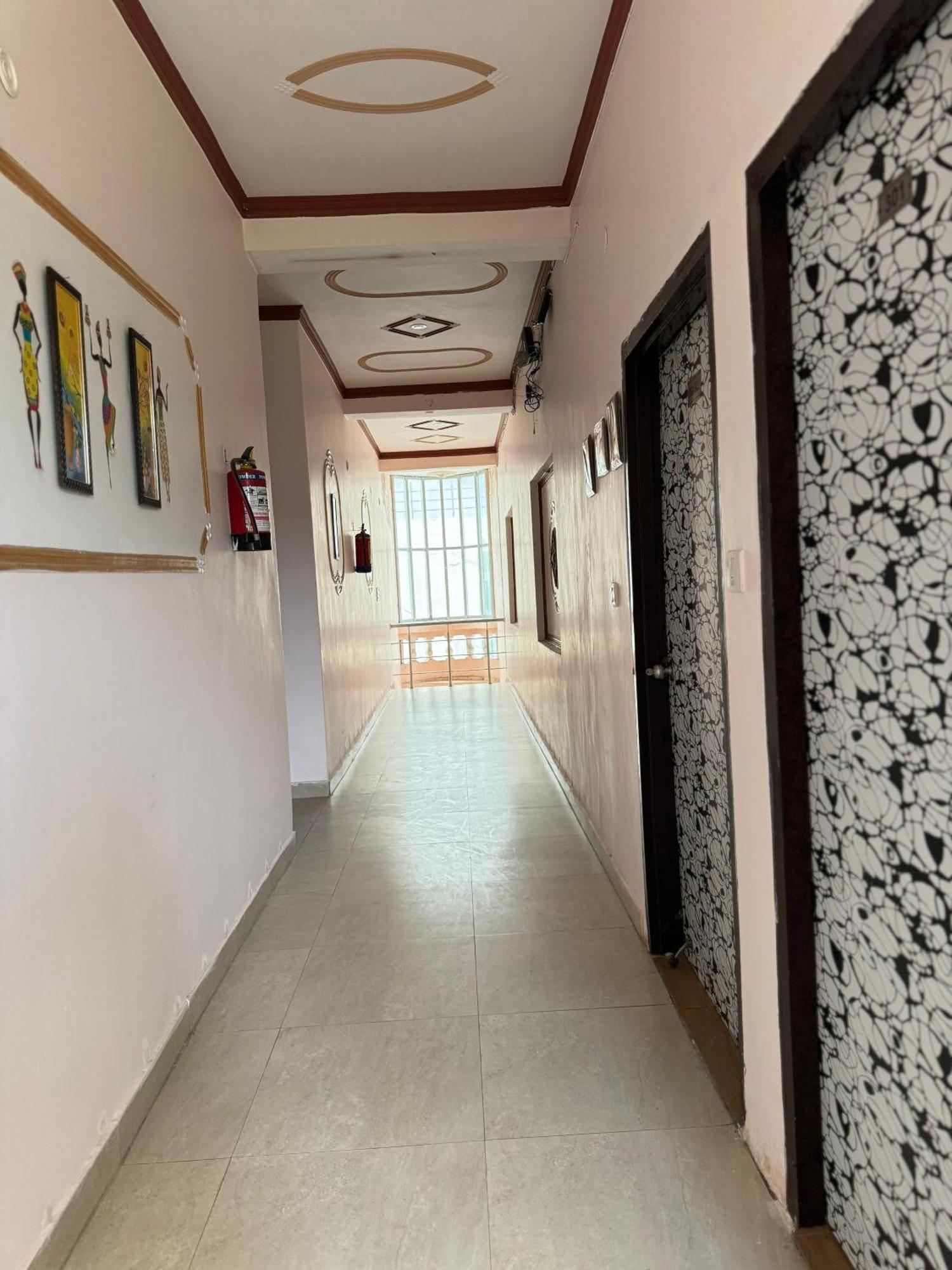 Sattva Cafe And Motel Rishikesh Bagian luar foto