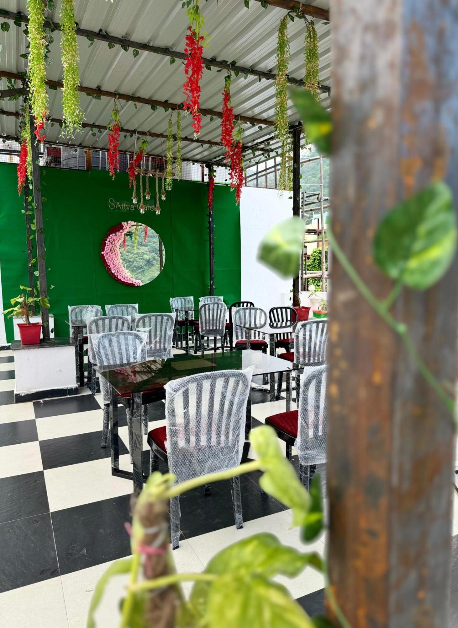 Sattva Cafe And Motel Rishikesh Bagian luar foto