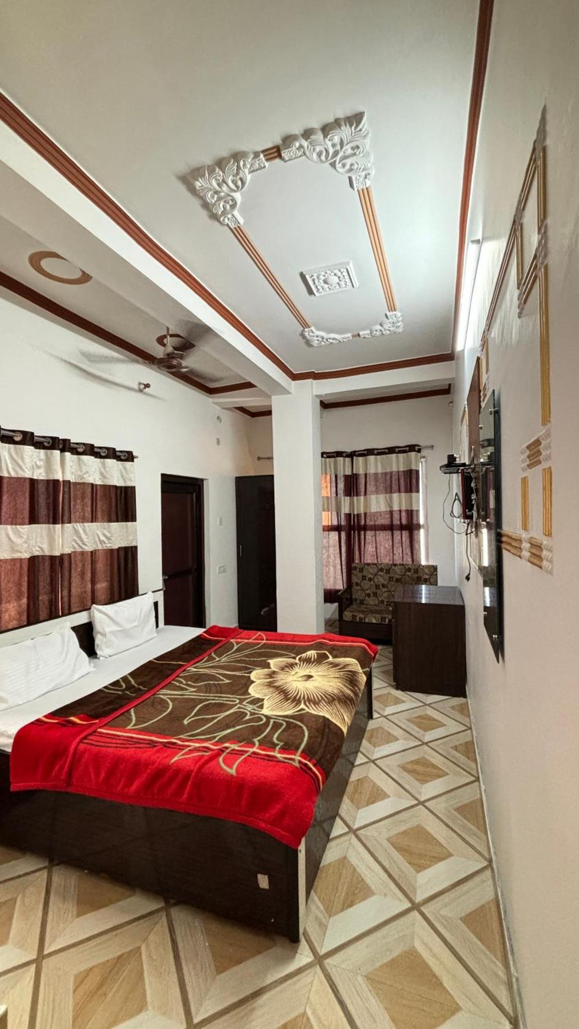 Sattva Cafe And Motel Rishikesh Bagian luar foto