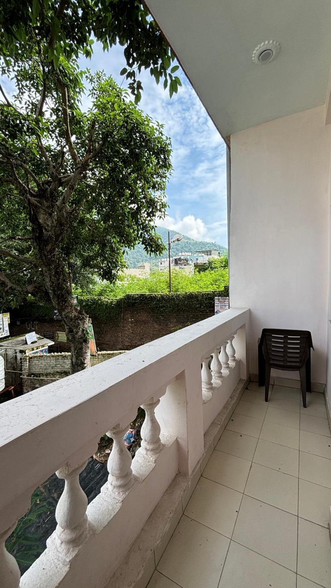 Sattva Cafe And Motel Rishikesh Bagian luar foto