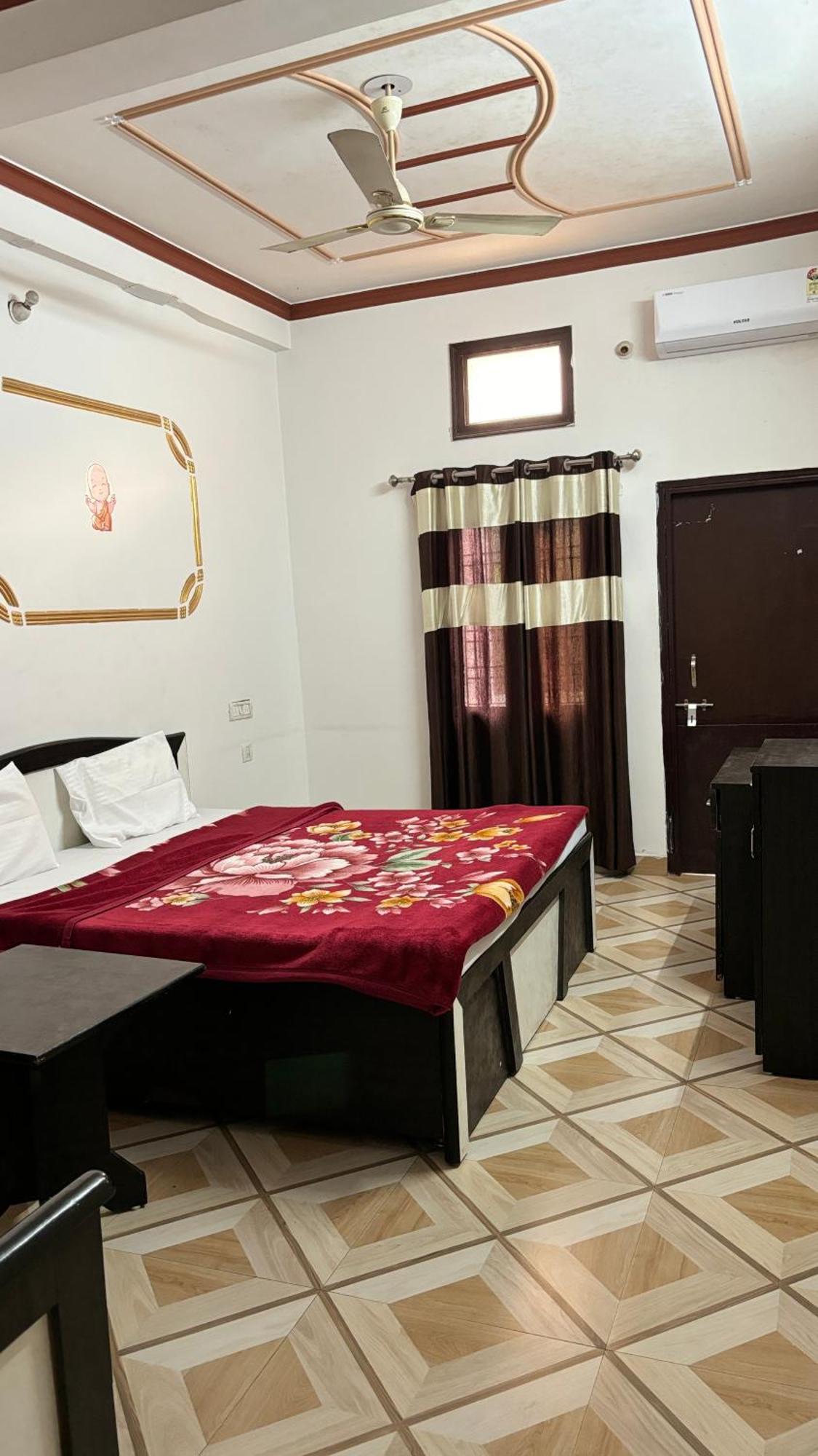 Sattva Cafe And Motel Rishikesh Bagian luar foto
