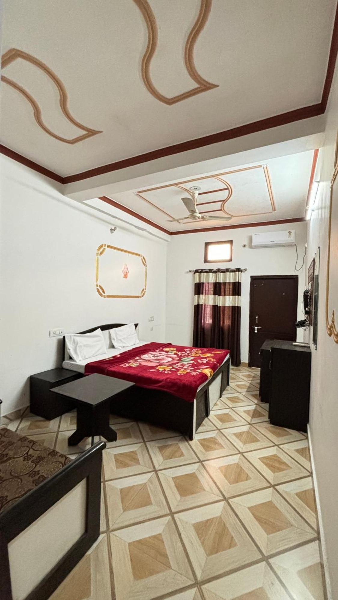 Sattva Cafe And Motel Rishikesh Bagian luar foto